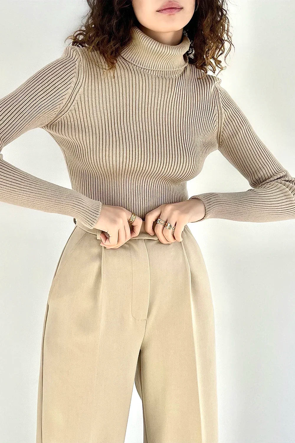 Kadın Fitilli Boğazlı Triko Kazak – Slim Fit, Yumuşak Dokulu, Bej