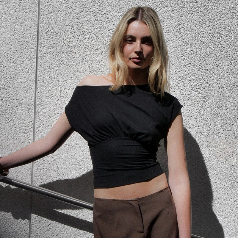 Urban Elegance Siyah Tek Omuz Drapeli Bluz – Şehirli Ruhun Stil Yansıması