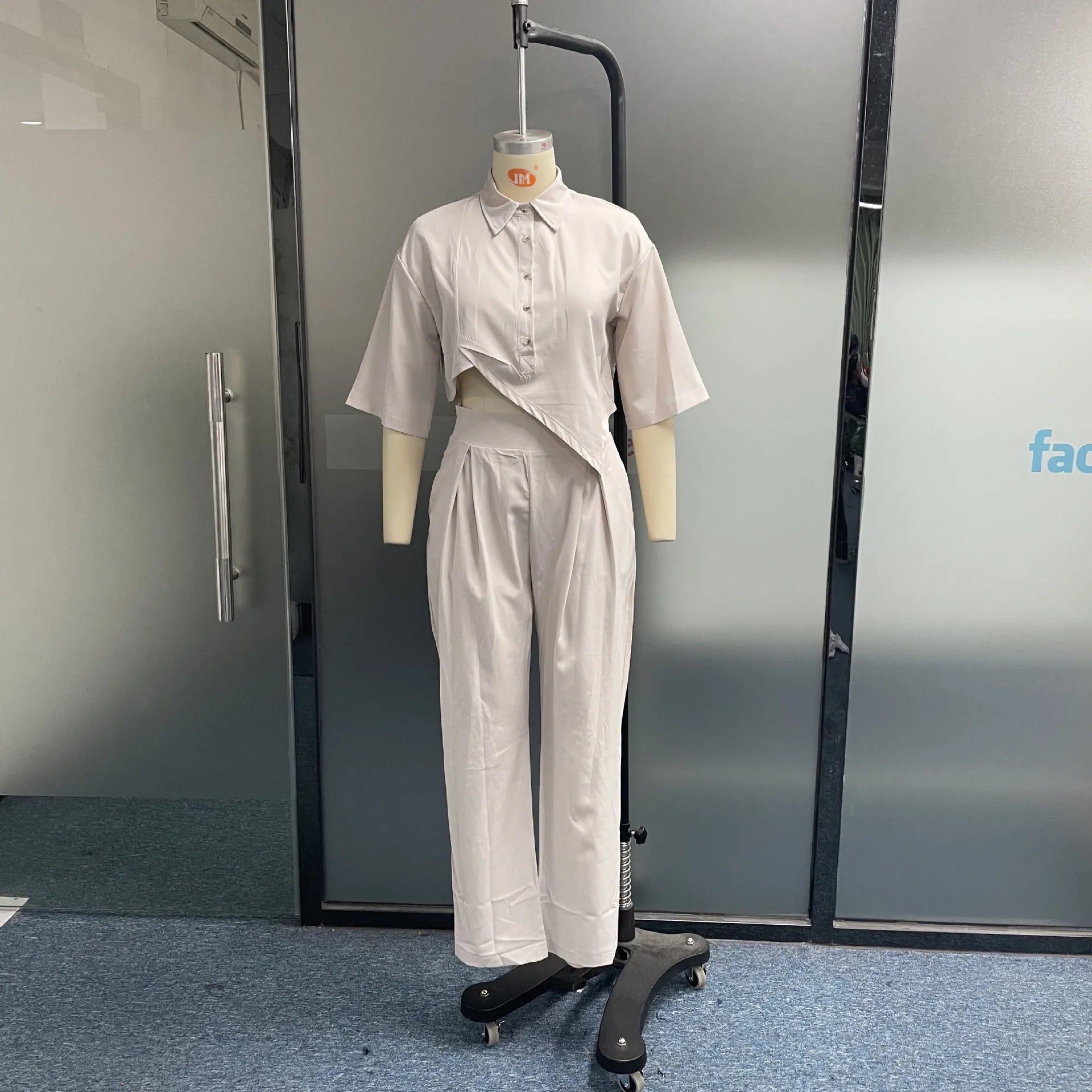 Bej Renk Oversize Keten Takım – Şıklığın Yeni Hali