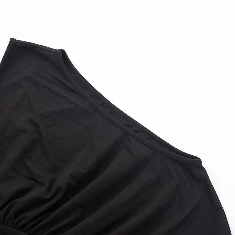 Urban Elegance Siyah Tek Omuz Drapeli Bluz – Şehirli Ruhun Stil Yansıması