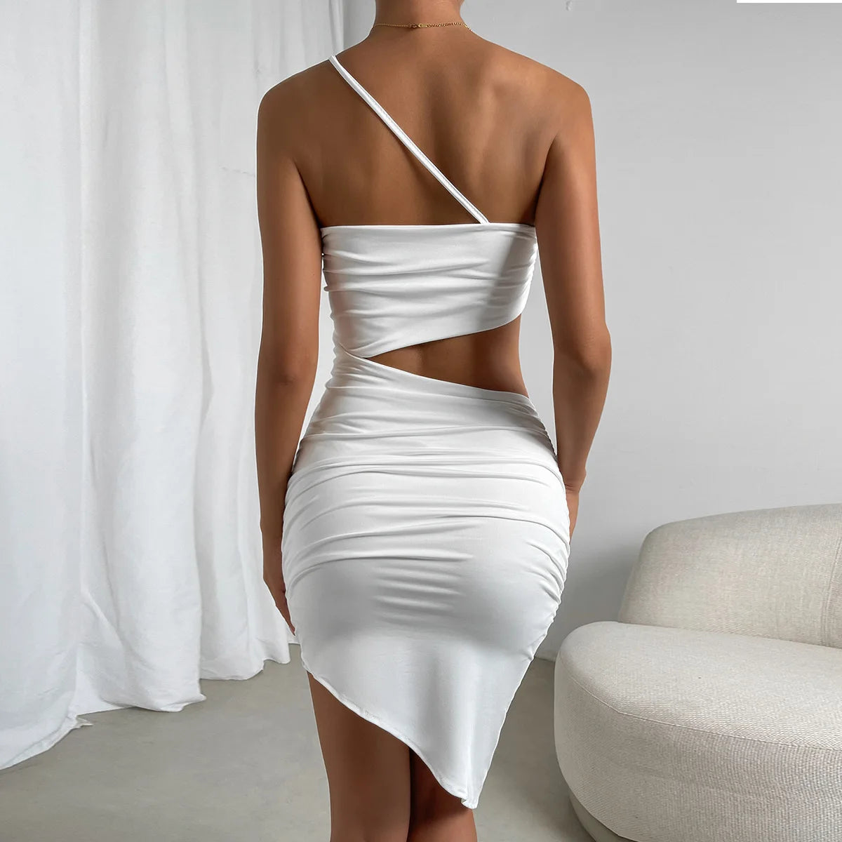 Beyaz Asimetrik Tek Omuz Cut-Out Detaylı Vücuda Oturan Mini Elbise