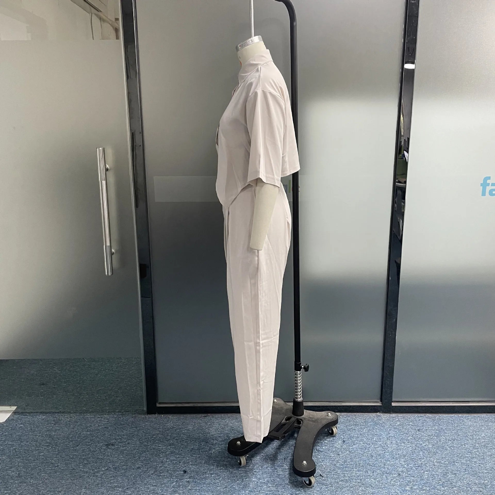 Bej Renk Oversize Keten Takım – Şıklığın Yeni Hali